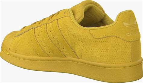 waarom worden de neuzen van adidas geel|Gele adidas sneakers .